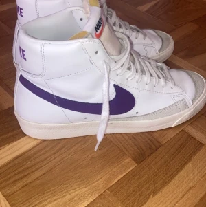 Nike blazers!  - Hej säljer nu mina Nike blazer då jag köpt andra skor!  Skorna är i storlek 44. Väldigt bra skick. Pris 300 kr.  Tyvär ingen box. Skriv om du är intresserad.