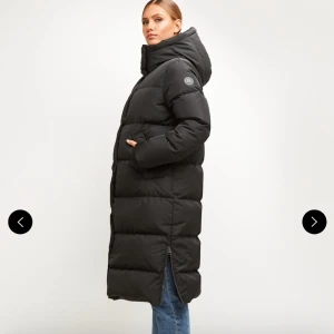  Biella 2.0 Down Coat - Black - ikoniska dunjackan  den senaste versionen av deras mest älskade ikoner och bästsäljare. Lyxig komfort, exklusiva material och en snygg, hög krage jackan är perfekt på sitter snyggt med en slits känsla vid benen Ny oanvänd finns ute i butik nu för 3699:- 