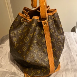 LOUIS VUITTON VINTAGE - Säljer nu min superfina Louis Vuitton Vintage väska i modellen ”Noé monogram bag”. Väskan är väldigt rymlig och perfekt att ha både till jobbet, skolan eller som weekendbag. Hör av er för fler bilder, äkthetsbevis medföljer till väskan. 