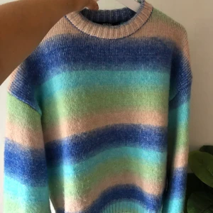 Gosig tjocktröja - Denna gosiga tjocktröja är från Bikbok och endast använd 1 gång. Köpte in den i våras men kommer tyvärr inte till användning