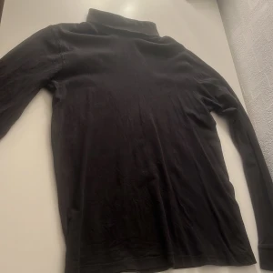Svart turtleneck storlek S - Simpel svart turtleneck inte så mycket mer att säga om den. Köpare står för frakt om ni inte kan mötas upp👍🏽