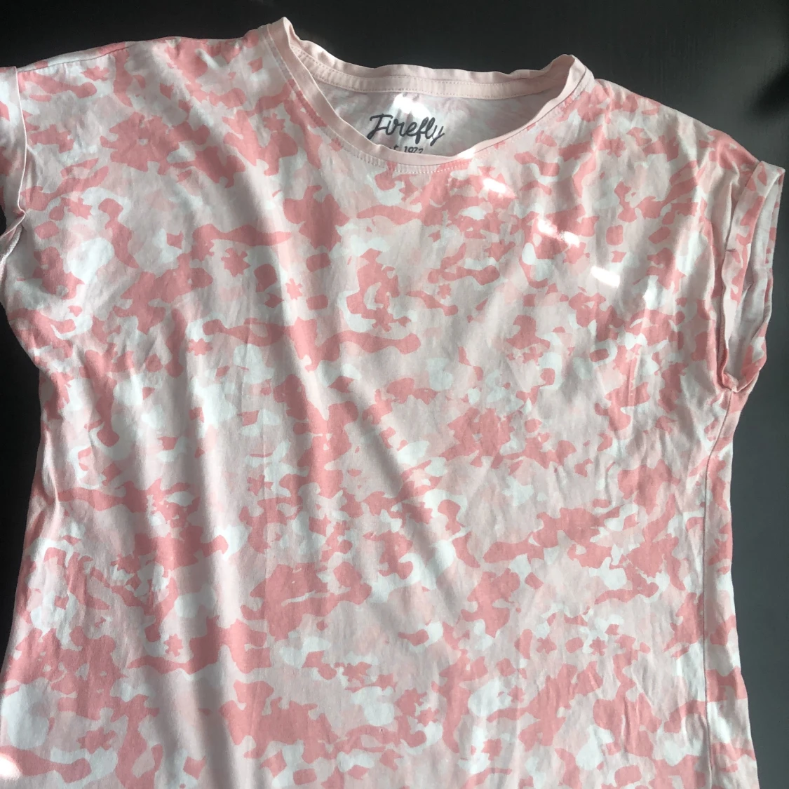 Different shades of pink t-shirt with patters of color, size 146/152