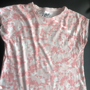 Different shades of pink t-shirt with patters of color, size 146/152 - Different shades of pink with a pattern design, from Forelly