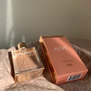 Hugo Boss Parfym ALIVE - Köpte fel parfym förra veckan, endast tagit 2 sprut så helt ny. Luktar GOTT men var ute efter min vanliga.  50 ml.  Köpte på Åhléns för 930 kr.