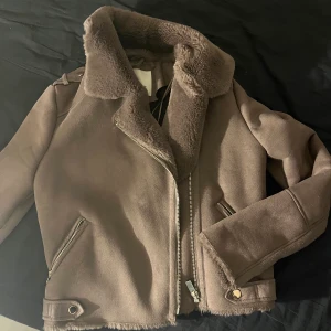 Jacka med päls inuti  - Jättefin och super skön jacka Me väldigt len päls inuti, aldrig använt, i ett mocka material på utsidan och väldigt bekväm och stretchig 