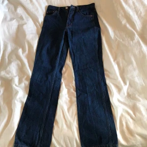 Zara jeans strl 34/24  - Ett par mörk blå super snygga jeans ifrån zara byxorna säljer jag för 150 kr +frakt eller så skulle jag kunna mötas upp i Bålsta 