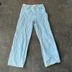 Jeans fårn NA-KD  Storlek 40 Lite sluta nertill annars fint skick 