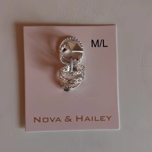 Ringar  - Dessa är ett par fina ringar från normal. De är aldrig använda bara testade. Jag köpte de för 67 och jag säljer de för 15kr. Det är 6 st ringar i silver. Kan skicka mot frakt det går även att hämta ifall man vill de