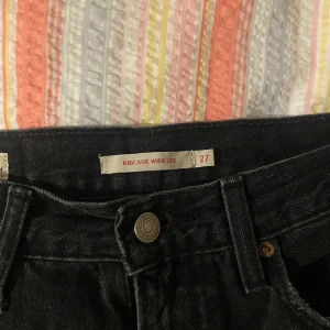 Ribcage wideleg levis - Oerhört populär modell från Levis som är slutsåld! Storlek W27 L32. Fint skick använda fåtal gånger💘