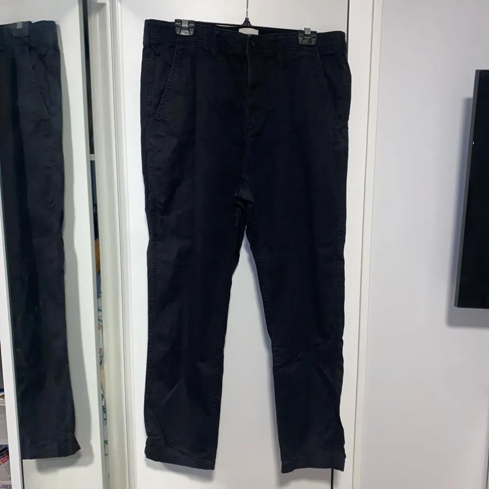 H&M Regular Fit Black Jeans Storlek: M. Jeans & Byxor.