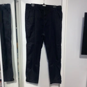 H&M Regular Fit Black Jeans  - H&M Regular Fit Black Jeans Storlek: M