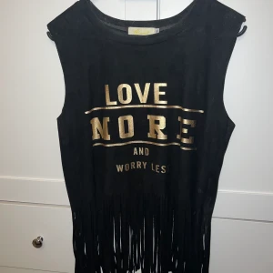 Festival topp Storlek L/XL men är som en one sice!  - Snygg festival topp köpt från twoangeles i Göteborg! Endast använd en gång🖤 Mocka material med guldtext och fransar nedtill😍