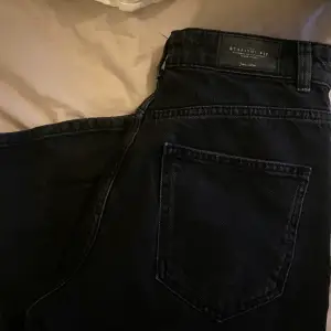 Svarta jeans! Storlek 36! Köpta på asos! Använt ca 4 gg! Skriv för fler bilder 