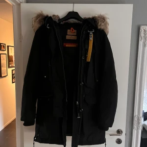 Parajumper Kodiak unisex - Säljer min älskade parajumper då jag hittat en annan jacka och denna endast tar plats i garderoben. Jackan är använd i 2 vintrar utan några defekter! Den är som i nytt skick. Jackan är i modellen kodiak och är i storlek large.