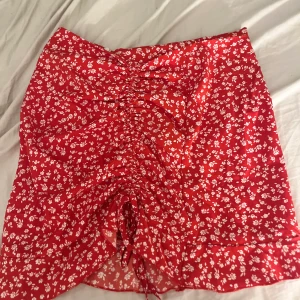 Shein kjol  - Oanvänd kjol från shein storlek m 