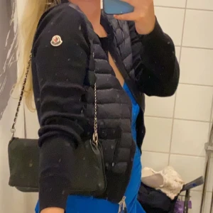 Moncler cardigan - Säljer min fina kofta, använd men väldigt fint skick, inga defekter, har kvitto och självklart äkta