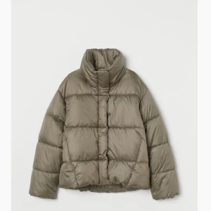 Puffer med ståkrage - H&M - Den populära fina jackan från H&M.  Jätte skön och varm,  Som ny, endast använd 1-2 gånger.  Storlek: M  🥰 Frakt tillkommer 