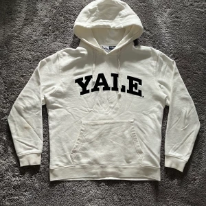 Vit hoodie - Andvänd ett fåtal gånger och har Inga tecken på andvändning. Meddela vid intresse!