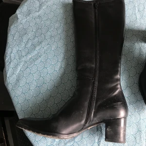 Svarta läderstövlar stl 38 1/2 - Svarta läderstövlar från Ask väldigt lite använda, läderfodrade, 5,5 cm hög klack 