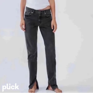 Zara jeans  - Zara jeans med slits❤️‍🔥passar S-M