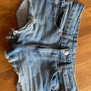 Low waist shorts - Low waist shorts💕 skriv privat för fler bilder💕 super fina men kommer inte till användning🫶aldrig använda endast provade💅 budgivningen börjar på 100kr