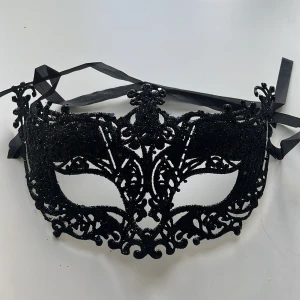 Halloween accessoar  - Jättefin svartglittrig mask, prefekt till halloween! Säljer eftersom den aldrig kommit till användning. Väldigt bra skick och fint tillverkad 