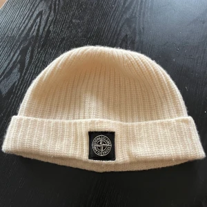Stone island mössa - Snygg mössa i onesize. Köpt på NK