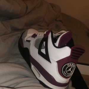 Jordan 4 PSG - Vill få sålt mina knappt använda jordan’s. Använda kanske 3 gånger max. Ser ut nu exakt som dom gör på bilderna. Pris kan diskuteras.