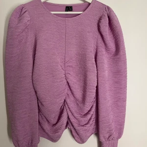 Topp - Så fin lila topp från vero Moda med veck och puff ärmar!💕💕