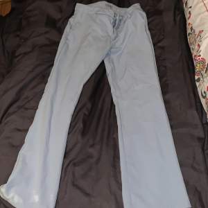 Ett par ljusblå kostymbyxor som krympt i tvätten, använda en gång, sitter väldigt bra på benen och baken. Ordinarie pris 400.