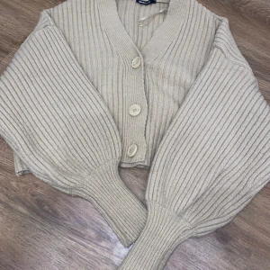 Stickad kofta - Fin stickad kofta, använt några gånger💕 fint skick 