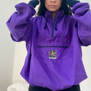 Löplabbet Jacka - Säljer denna fina Jacka från löplabbet 💜 Så snygg och retro! Köpt second hand men är i mycket bra skick!⚡️⚡️  Jag är XS och den sitter bra på mig oversize 💕