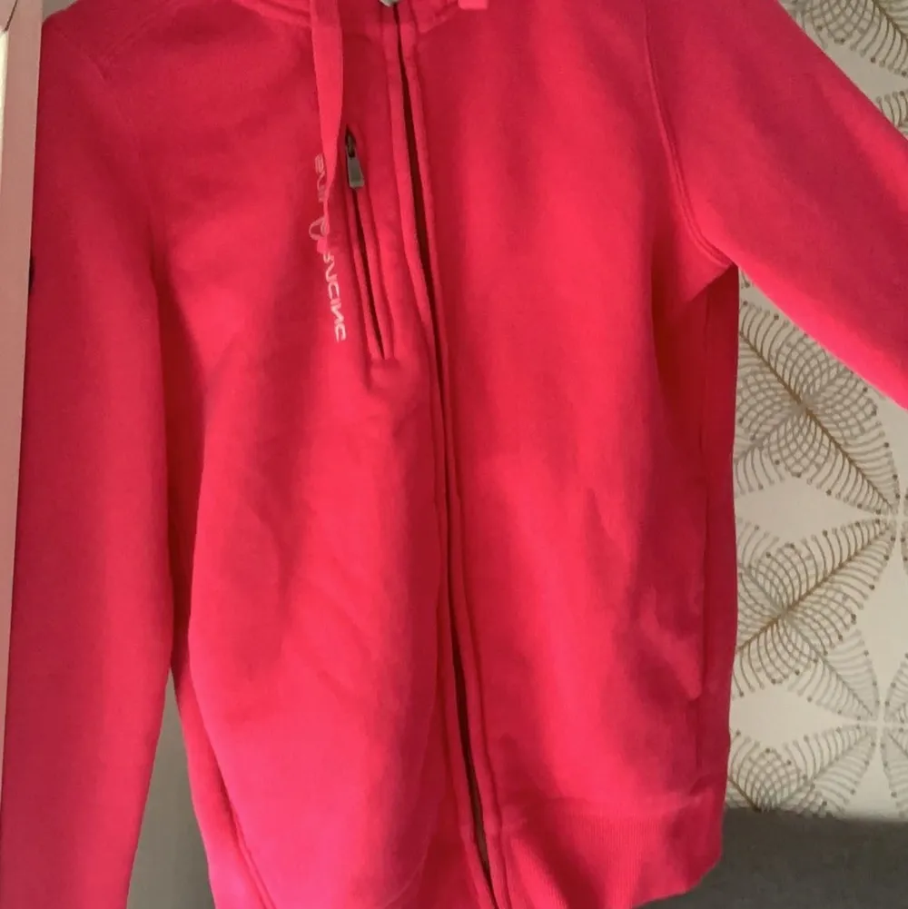 Här har jag en rosa sail rasing hoodie som är i en gammal modell. Först bilden är inte min men den va lik min hoodie som kommer på dom andra bilderna. Jätte bra skick. Inte jätte mycket använd.(kontakta mig om detaljer eller bilder) BARA SWISH FUNKAR!. Hoodies.