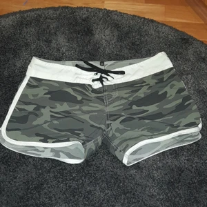 Lågmidjade militärshorts - Jag säljer dessa lågmidjade shorts med militärmönstet ich vita detaljer. Är storlek 34 men är lite stora i storleken och passar nog m-s och möjligtvis xs. Det är ganska tunt tyg men inte genomskinligt.