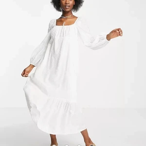 Vit maxiklänning studentklänning  - Helt ny vit maxiklänning som är perfekt till studenten eller allt vad sommaren har att erbjuda. Broderier och undertyg så den inte blir genomskinlig. Strl 36. Köpt på Asos.