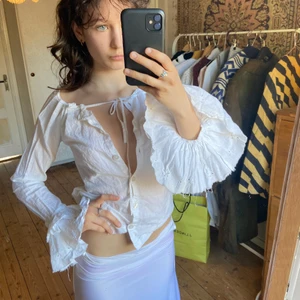 Topp - Vit topp men super fina vida armar fint skick!💞