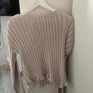 Blus - Använd 1 gång bara! Den är i storlek L/XL men jag som kan ha både xs/s/m så ser den inte alls stor ut på 