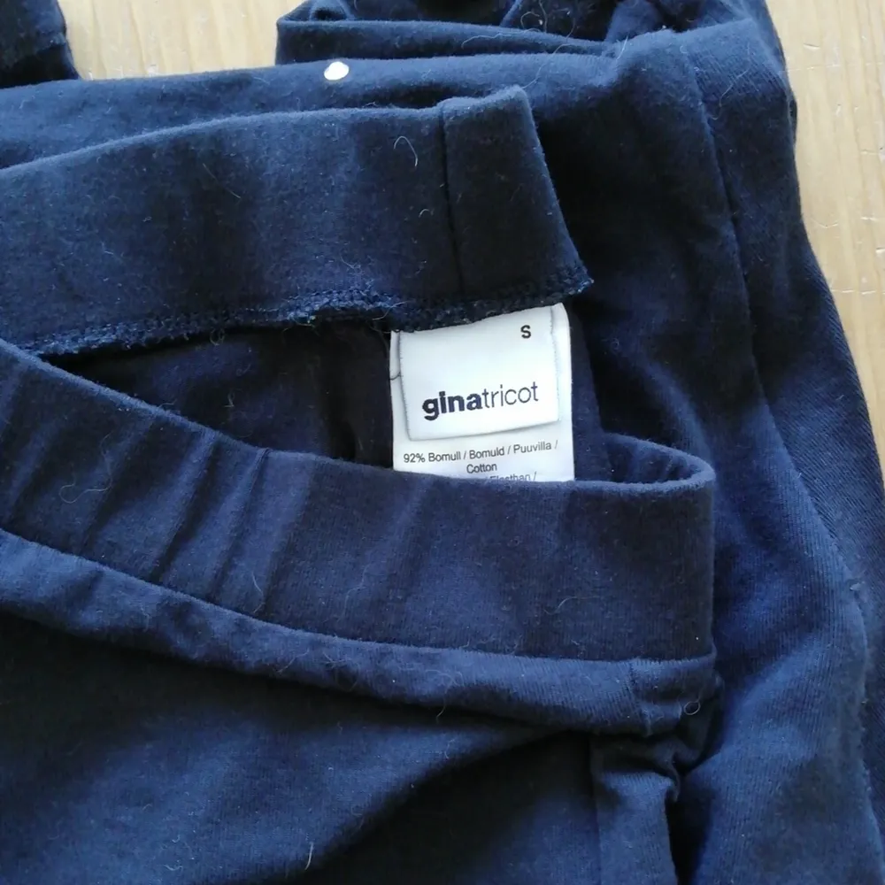Byxorna är inte mörkblå, de är svarta.  Kontakta mig ifall du är intresserad av att köpa fler kläder av mig för en kombinerad frakt. . Jeans & Byxor.
