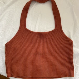 Halterneck top - Söt stretchig halterneck top från Shein ❤️ Storlek M men kan funka på L också ✨💘 Aldrig använd, jättefint skick! Köpte här på Plick men blev lite liten pga har större byst 💔 Supersöt till sommaren med uppsatt hår o jeans 😍😍 Frakt blir 26kr med frimärke!