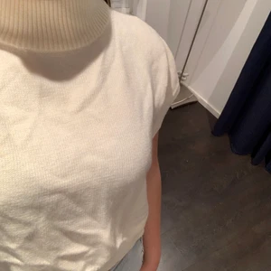Topp - En otroligt stickad skön kortärmad croptop, aldrig andvänd. Färgen är beige och toppen är väldigt luftig och mjuk. Tröjan är onesize och passar min syster på bilden som är storlek XS  men passar även mig som är storlek M. 