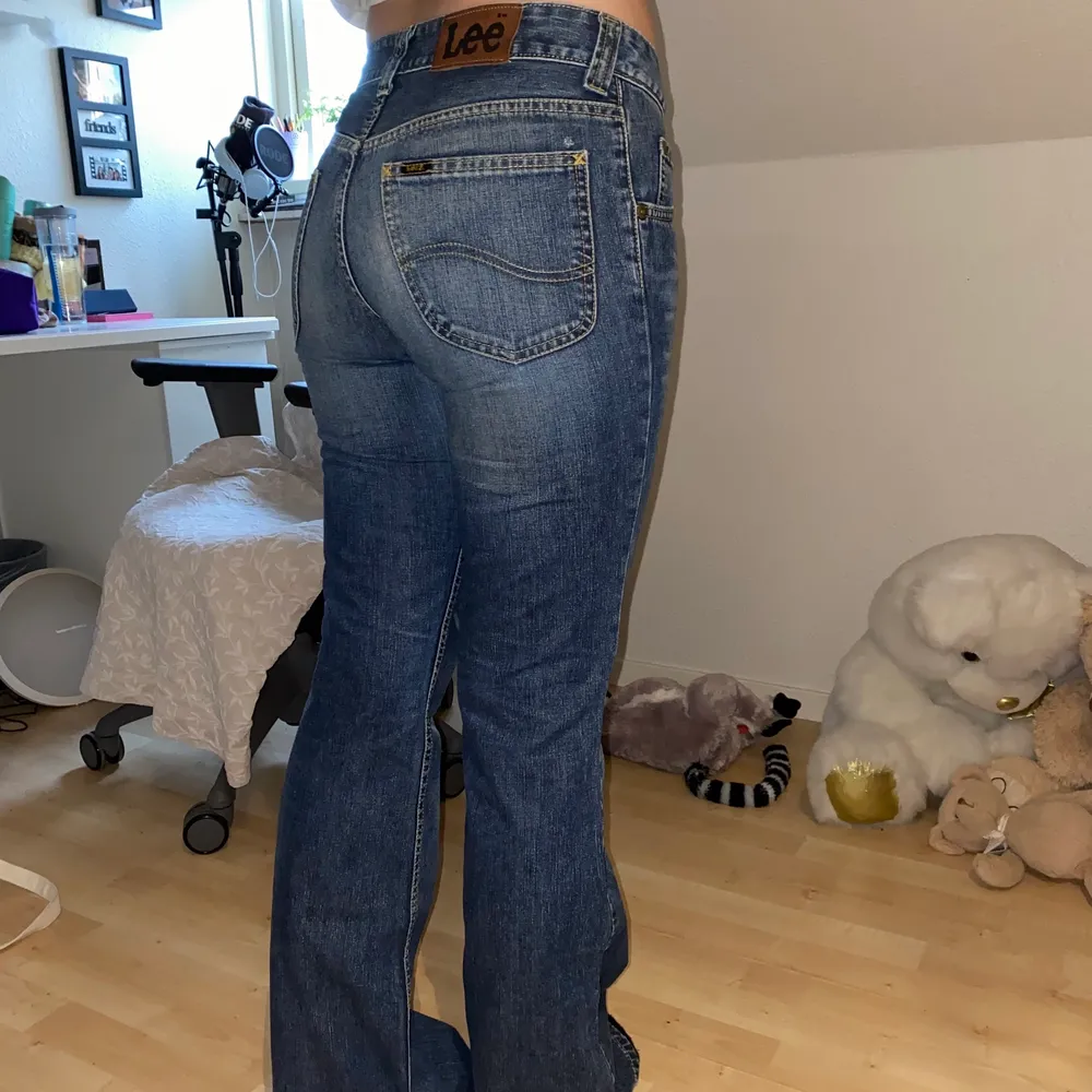 Mycket bra skick lågmidjade vintage jeans från Lee, för små för mig men min vän på bilden är 170 och bär normalt storlek xs-s, byxorna är storlek 28-33. Jeans & Byxor.