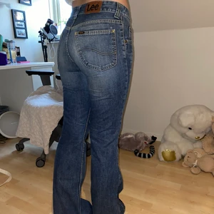 Vintage Lågmidjade Jeans - Mycket bra skick lågmidjade vintage jeans från Lee, för små för mig men min vän på bilden är 170 och bär normalt storlek xs-s, byxorna är storlek 28-33