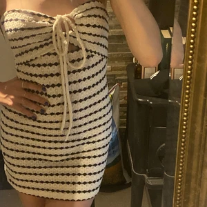 Virkad klänning  - Helt ny virkad klänning från Pull&Bear! Endast testad. Strl S. Går att knyta snörena runt halsen istället för vid brösten 🫣 DIREKTPRIS: 290 kr + frakt