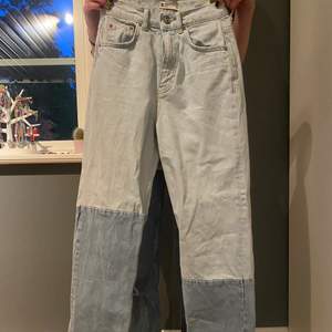 Säljer dessa as coola jeans från Gina som tyvärr är försmå:( väldigt sparsamt använda! Frakt tillkommer på 66kr💕