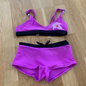 Lila Bikini - Detta är en bikini i storleken 134-140 och är använd många gånger men är i gott skick. Den säljs för 60kr + frakt