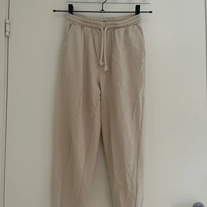 Mjukisbyxor från zara  - Beiga mjukisar från zara i storlek S. Använt ett fåtal gånger.