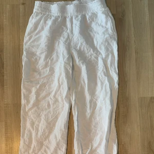 Linnebyxor  - Linnebyxor från förra sommaren. Köpta på hm gör 200kr. Dom är för korta på mig som är 172 så passar kortare människor