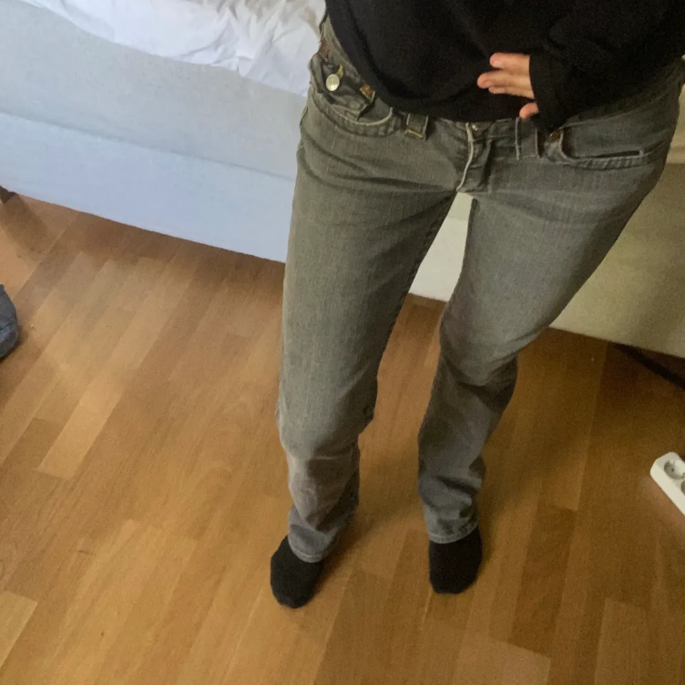Jättefina grå true religon jeans som jag inte får någon användning för 💗💗. Jeans & Byxor.