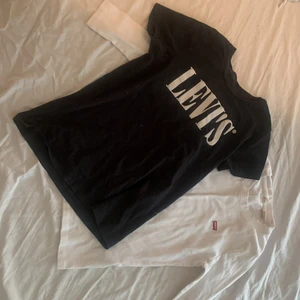 Två Levi’s tröjor i fint skick🌸 - Knapps använda levi’s tröjor i storlek S Vita:150kr Svarta:90kr