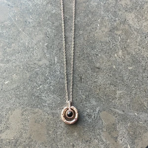 ”I love you” på 100 olika språk  - Den silverfärgade halsbandet som är inskrivet ”jag älskar dig” på 100 olika språk finns inne, helt ny. 1 för 99 + 13 frakt. 2 för 189 + fri frakt.